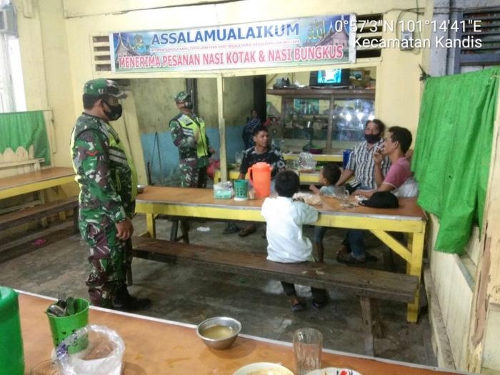 Anggota TNI 11 Kandis Gelar Operasi Bantuan Prokes